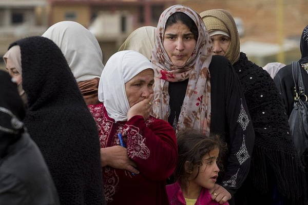 Des femmes syriennes font la queue pour s'enregistrer auprès d'un bureau, à l'extérieur d'Arsal