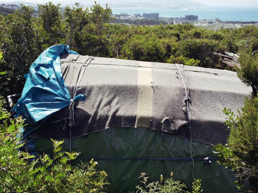 Un abri de bache dans le bush, campement de Malabata près de Tanger