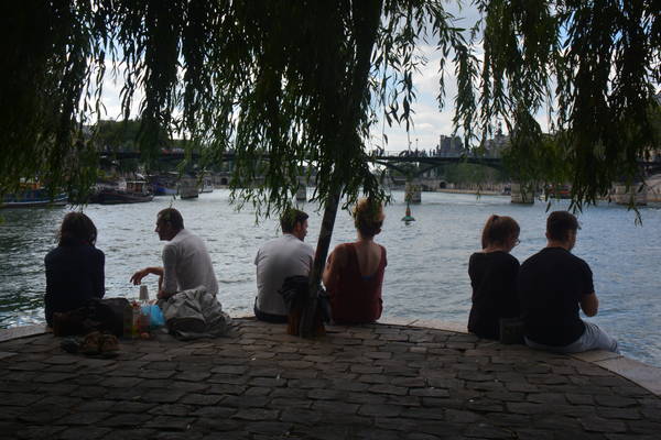 pique niqueurs vus de dos sur la pointe de l'le de la Cité