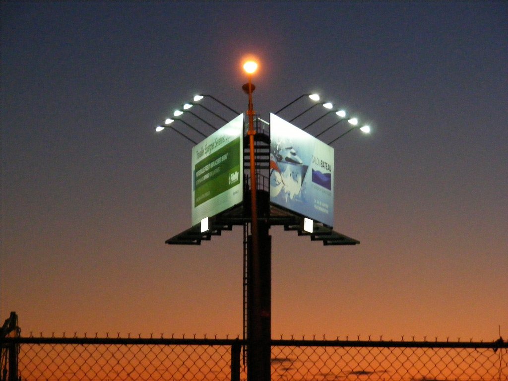 Photographie de nuit panneaux publicitaires éclairés