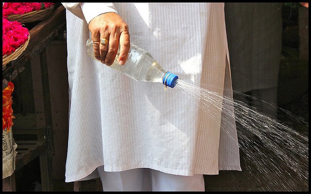 Photographie d'une bouteille jugaad servant d'arrosoir