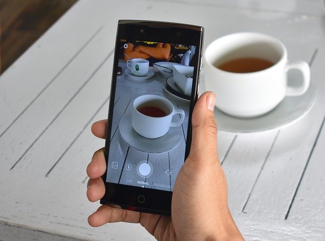 smartphone devant une tasse de thé