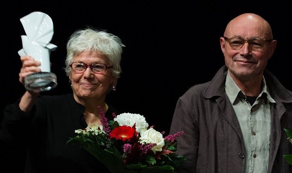 le couple de cinéastes recevant la colombe d'or