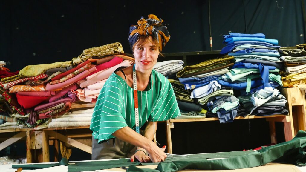 découpe de tissu dans l'atelier