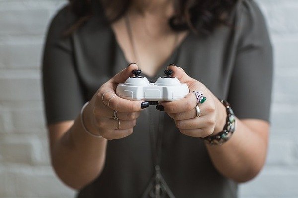 Une fille joue aux jeux vidéo