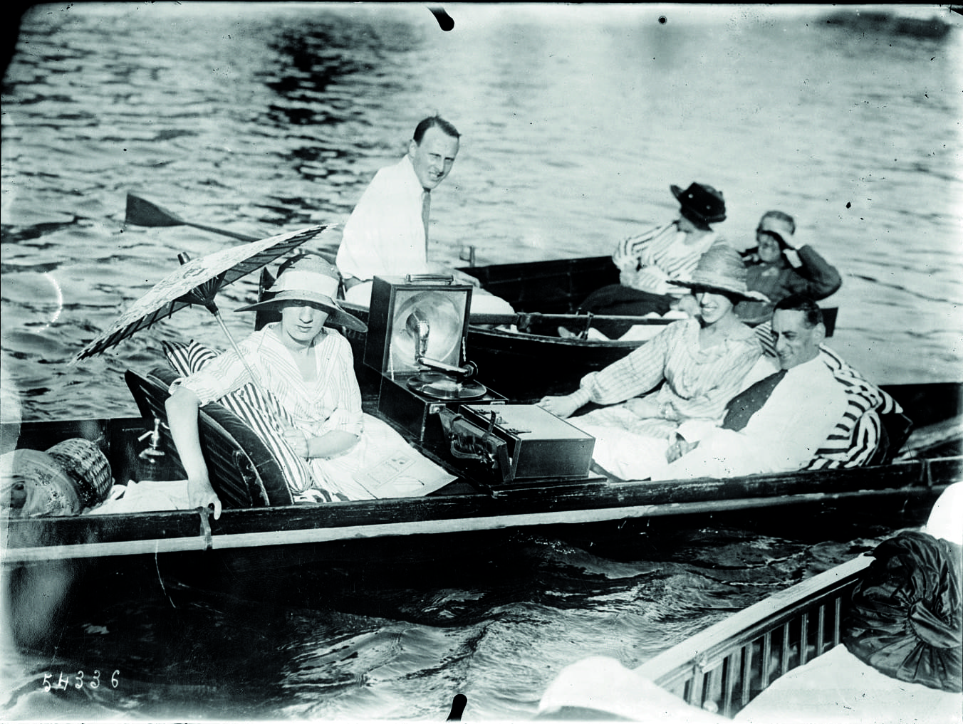 Promenade en barque avec gramophone