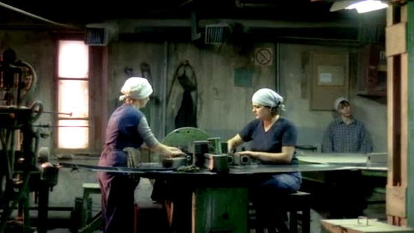 Trois femmes dans une usine