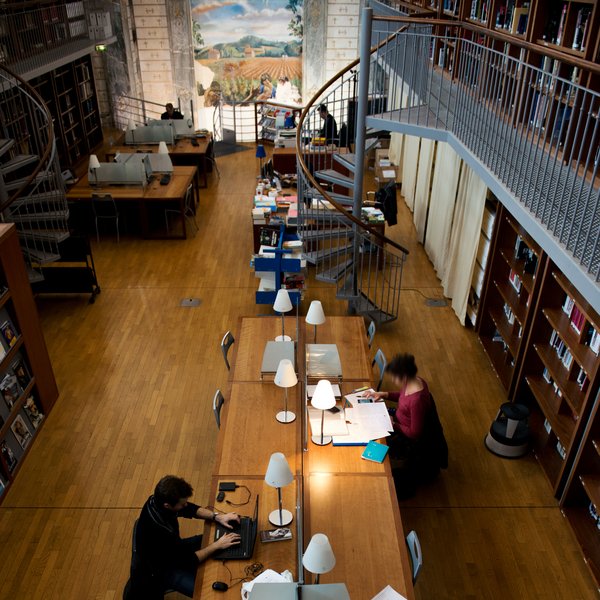 Vue en plongée sur les lecteurs dans la bibliothèque