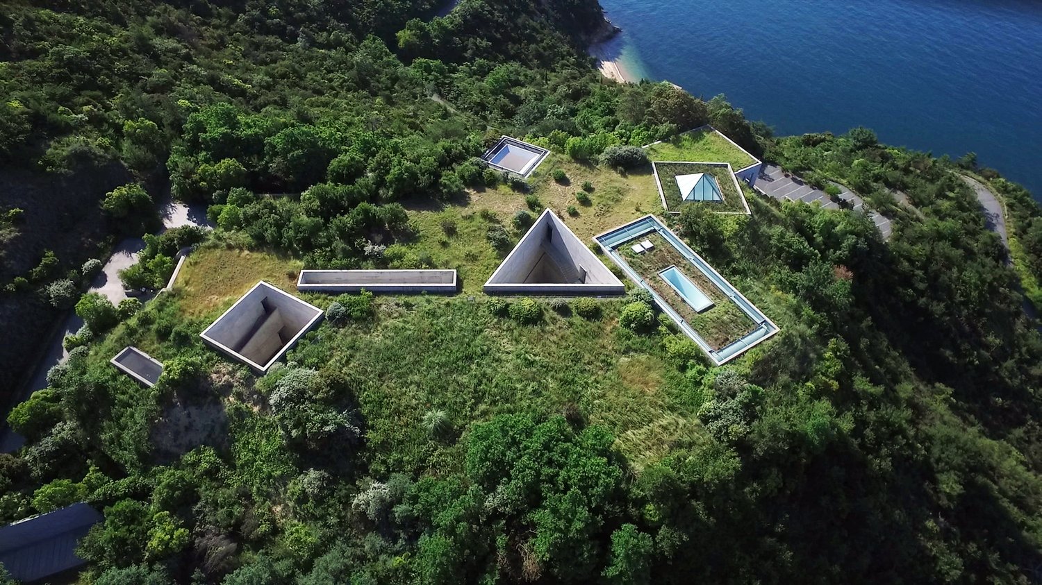 Vue aérienne des formes géométriques architecturales mi-enterrés sous terre