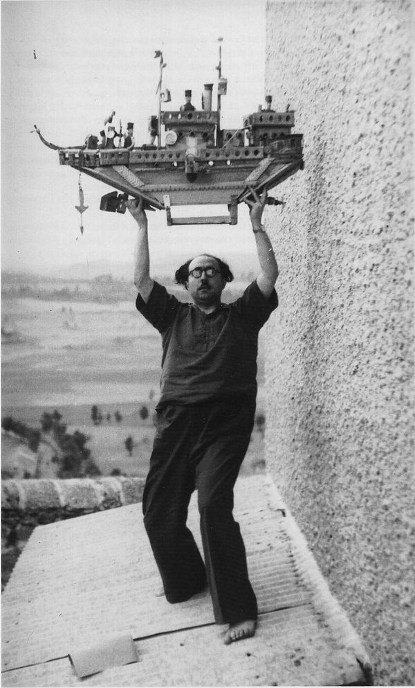 François Tosquelles sur un toit de Saint-Alban avec un bateau d’Auguste Forestier, mai 1948