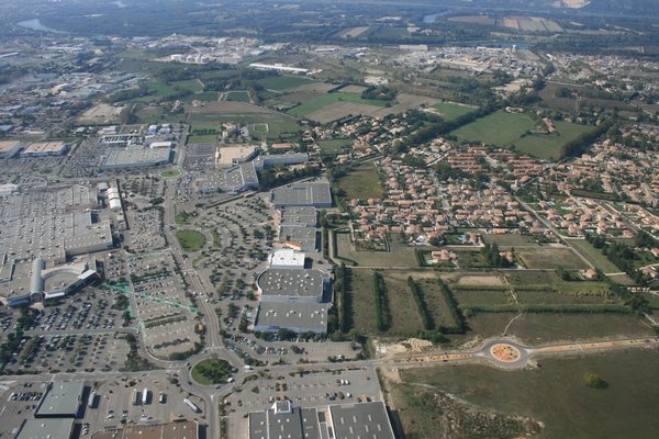 zone commerciale aux abords d'une zone résidentielle