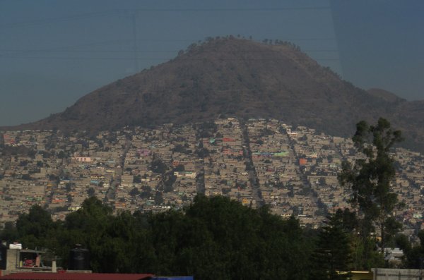 Sur une colline à Mexico, quelques façades colorées