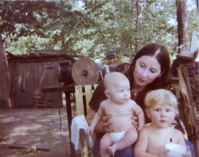 Charlotte Burk et ses enfants en 1976