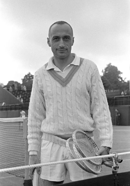 Gil de Kermadec sur un cours de tennis