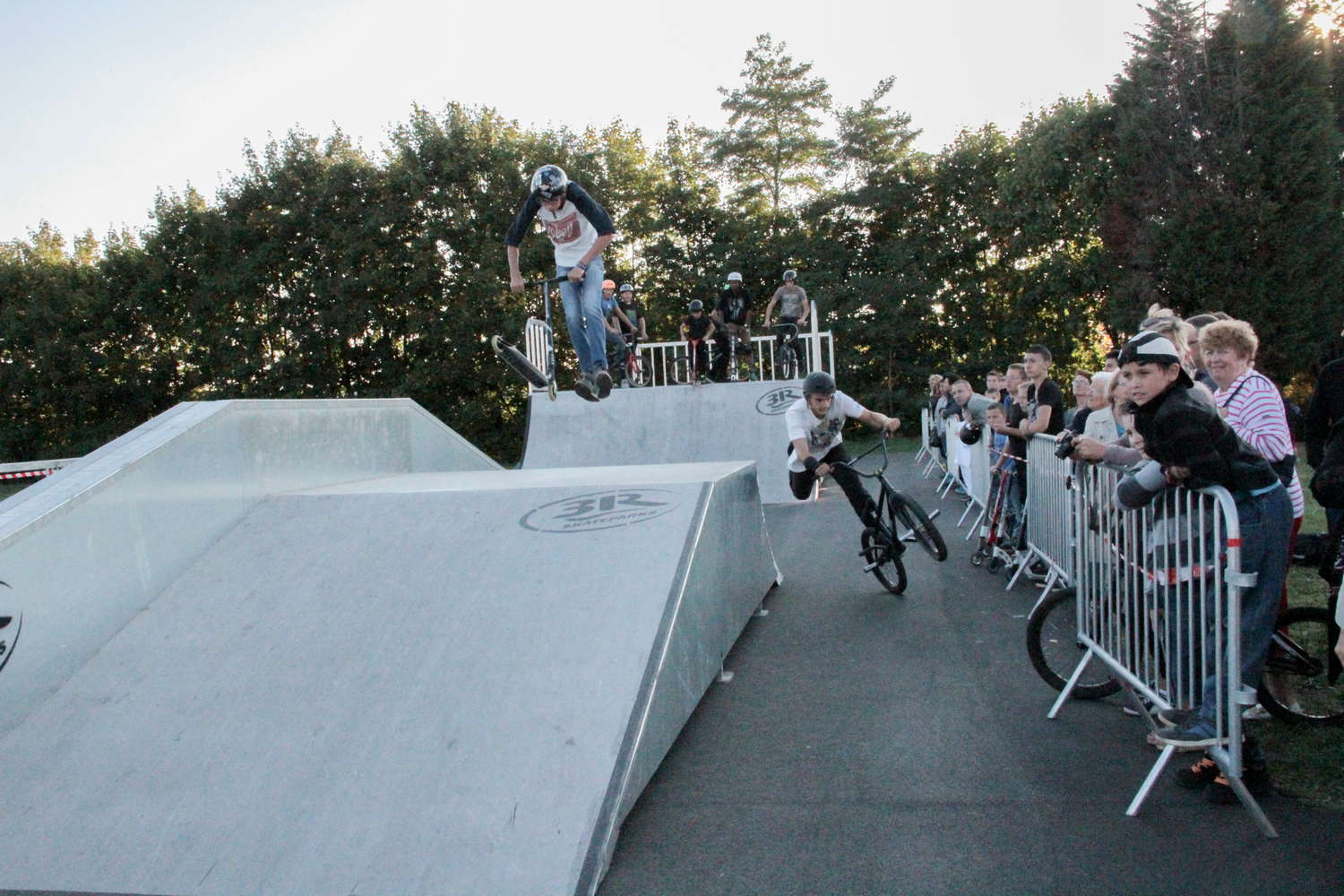 Jeunes évoluant sur un Skatepark réalisé en projet fifty-fifty