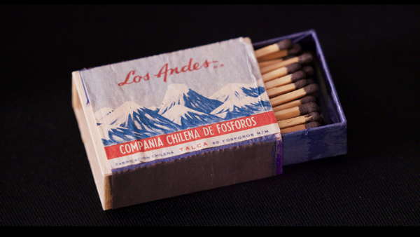 Boîte d'allumettes chilienne avec la cordillère des Andes dessinée