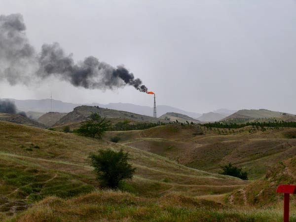 Derrick au milieu des collines en Iran