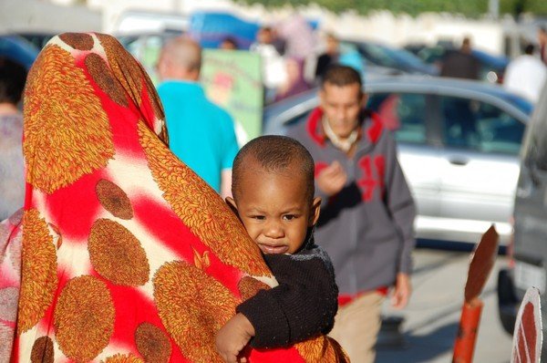 femme marocaine de dos avec enfant