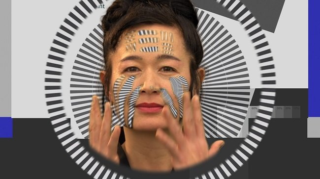 Hito Steyerl sur fond graphique noir et blanc