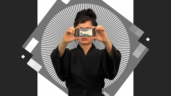 Hito Steyerl se prend en photo sur fond graphique