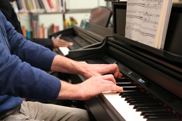 Mains jouant du piano